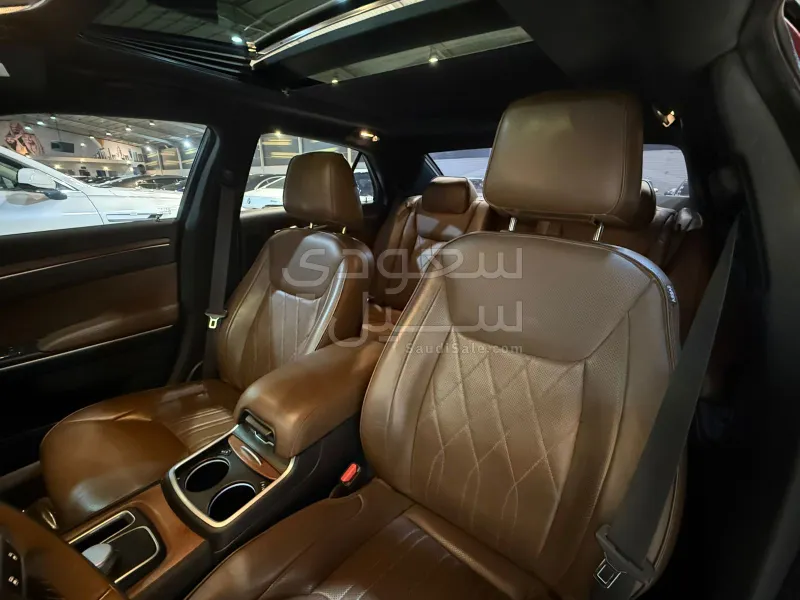 2022 كرايسلر 300 سي اكزكتيف