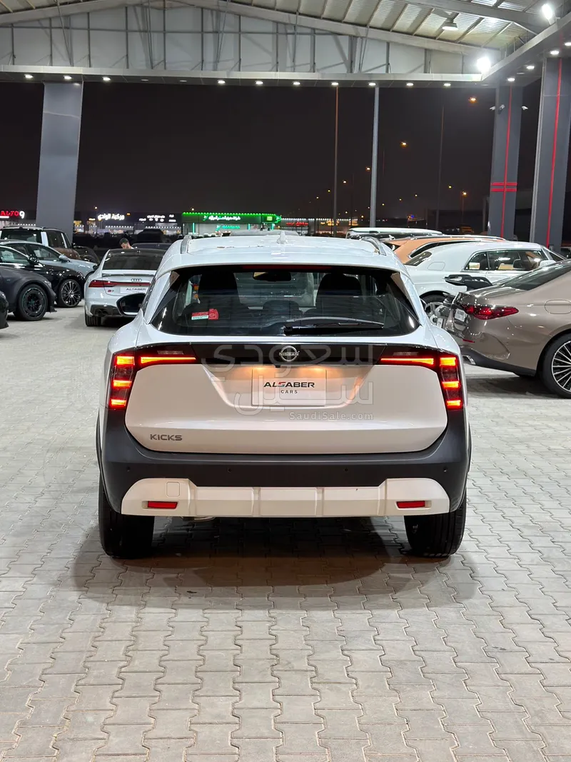 2025 نيسان كيكس اس في