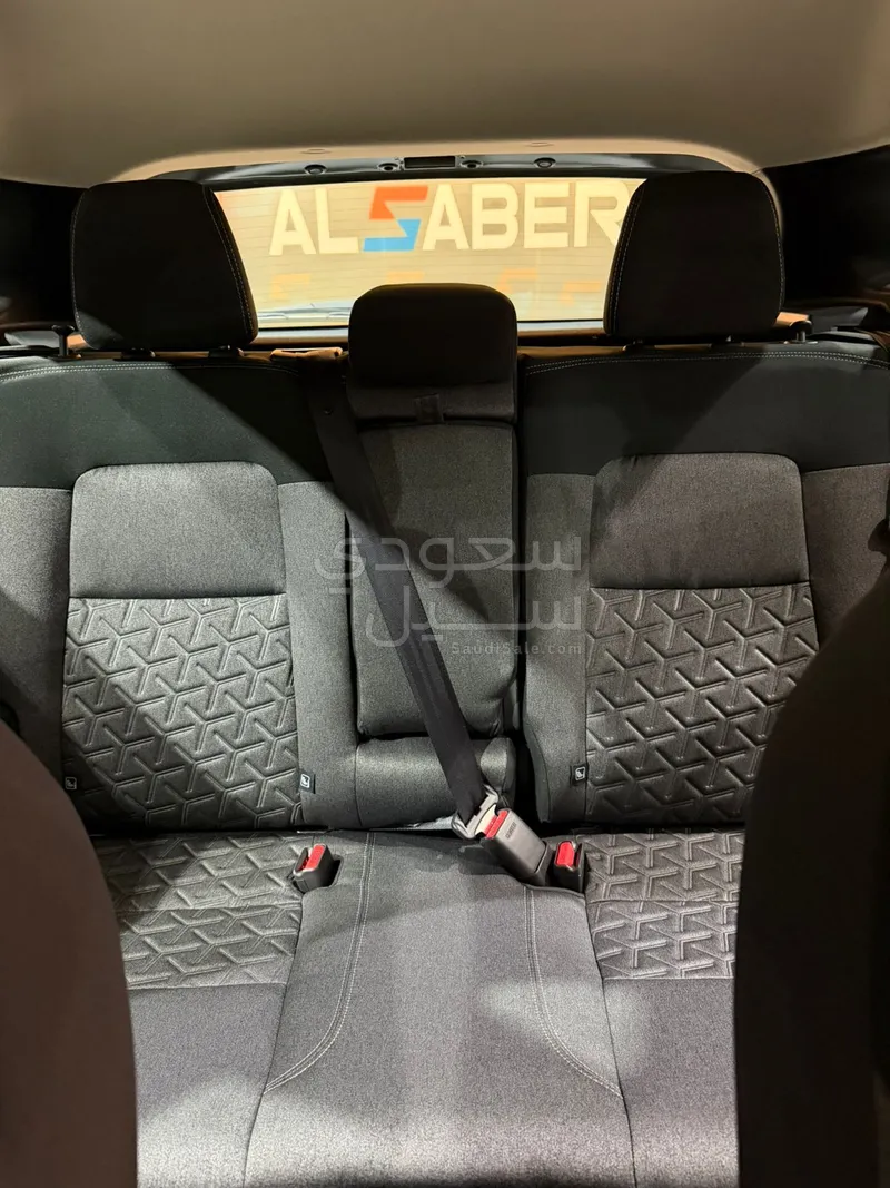 2025 نيسان كيكس اس في