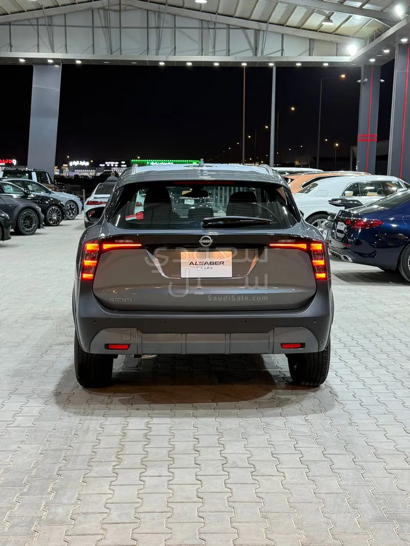 2025 نيسان كيكس اس في