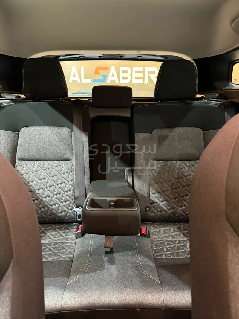 2025 نيسان كيكس اس في