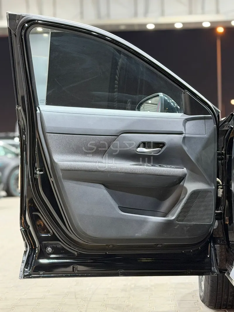 2025 نيسان كيكس اس في