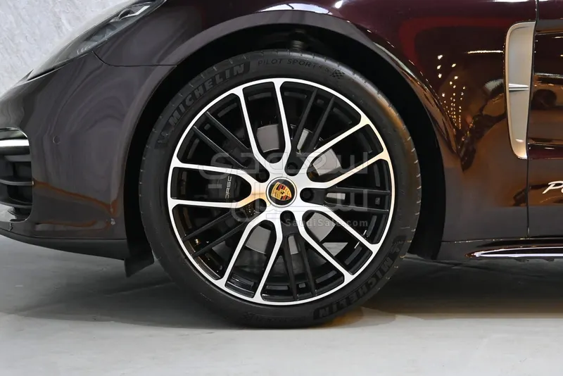 2022 بورش بانميرا 4 بلاتينيوم اديشن