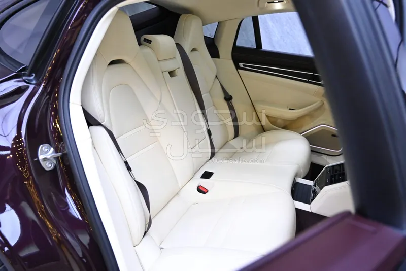 2022 بورش بانميرا 4 بلاتينيوم اديشن