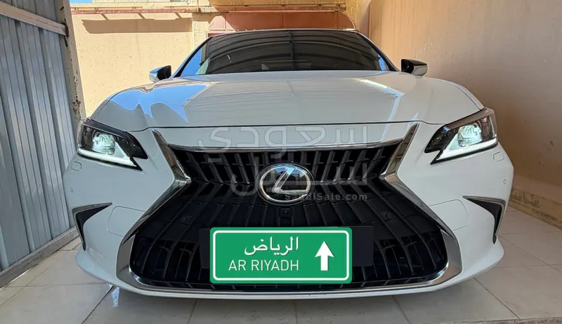 2025 لكزس إي إس 350