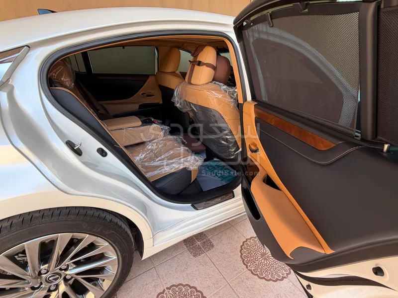 2025 لكزس إي إس 350