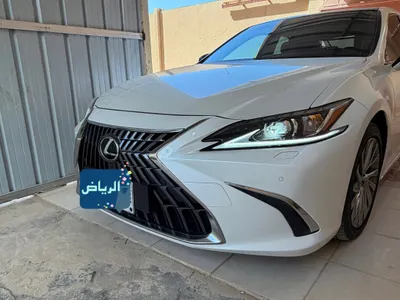 2025 لكزس إي إس 350