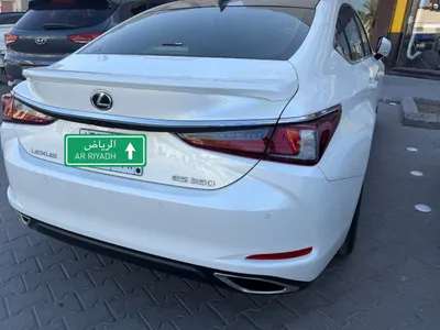 2025 لكزس إي إس 350