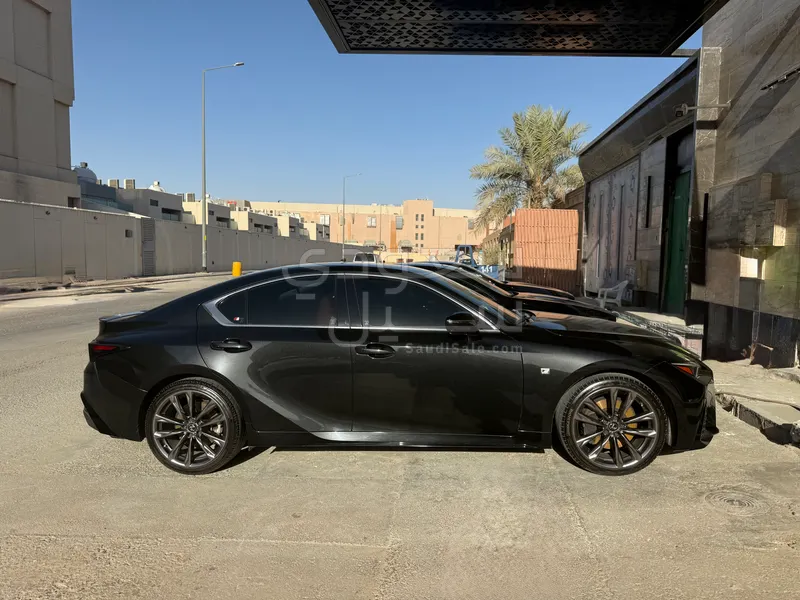 2022 لكزس آي إس 300 إف