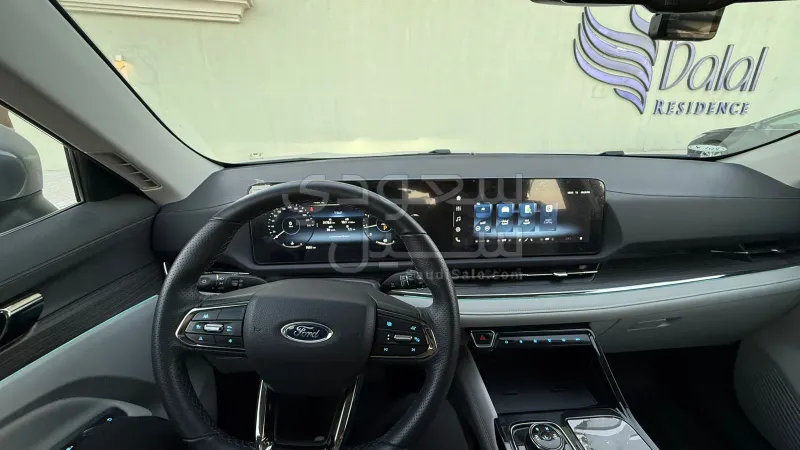 2025 فورد تيريتوري تيتانيوم بلس