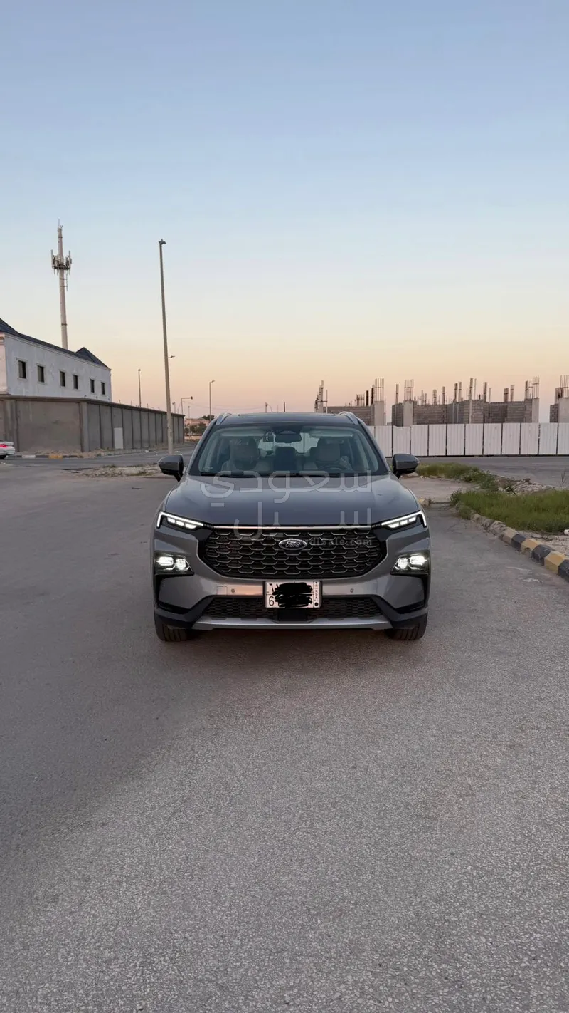 2025 فورد تيريتوري تيتانيوم بلس