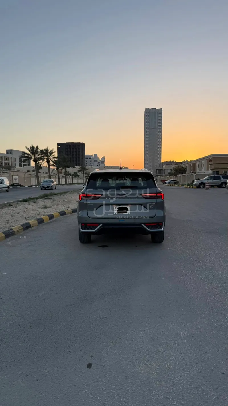 2025 فورد تيريتوري تيتانيوم بلس