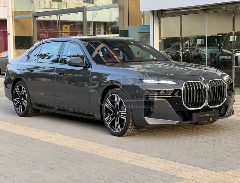 2026 بي ام دبليو الفئة السابعة 735أي