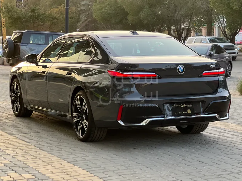 2026 بي ام دبليو الفئة السابعة 735أي