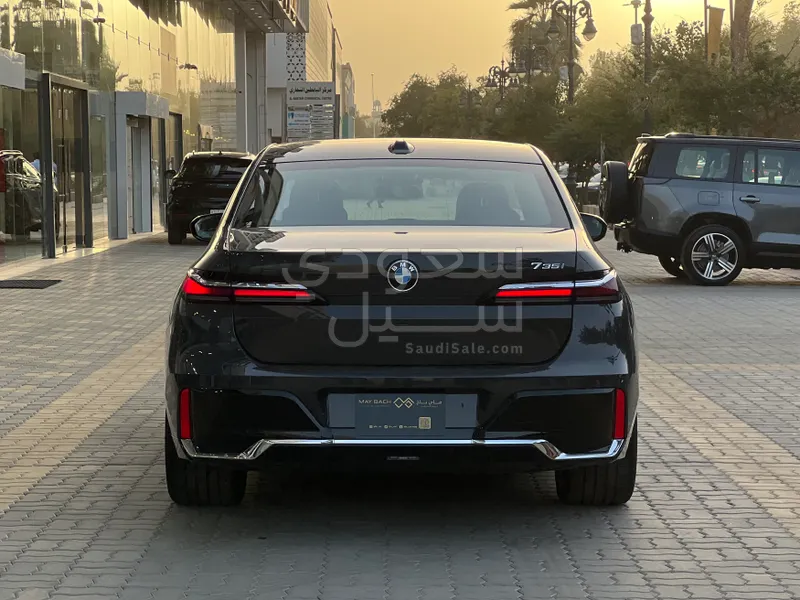 2026 بي ام دبليو الفئة السابعة 735أي