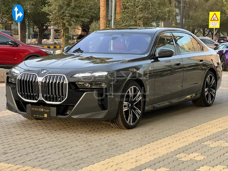 2026 بي ام دبليو الفئة السابعة 735أي