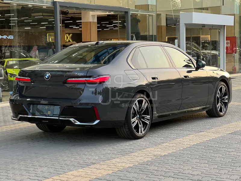 2026 بي ام دبليو الفئة السابعة 735أي