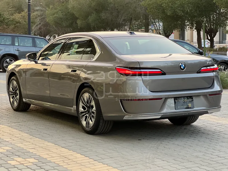 2026 بي ام دبليو الفئة السابعة 735أي