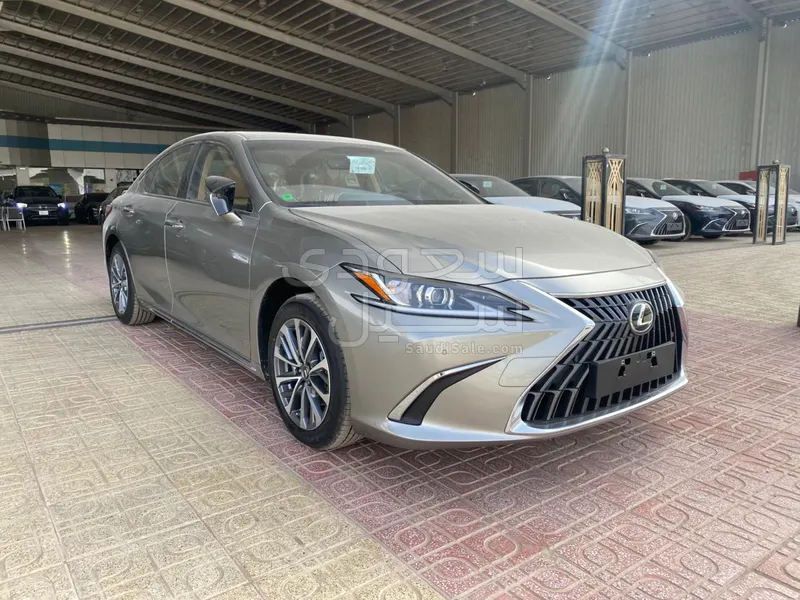 2025 لكزس إي إس 250