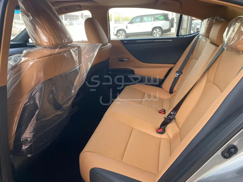 2025 لكزس إي إس 250