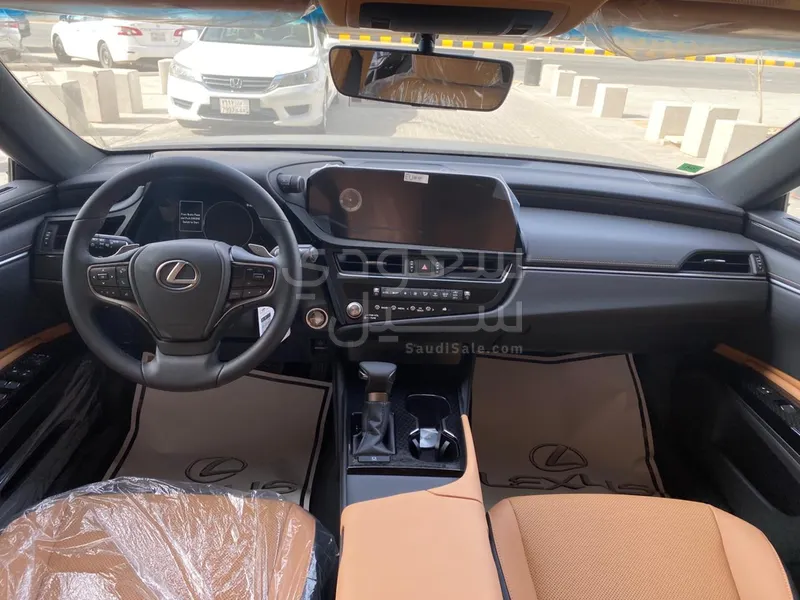 2025 لكزس إي إس 250