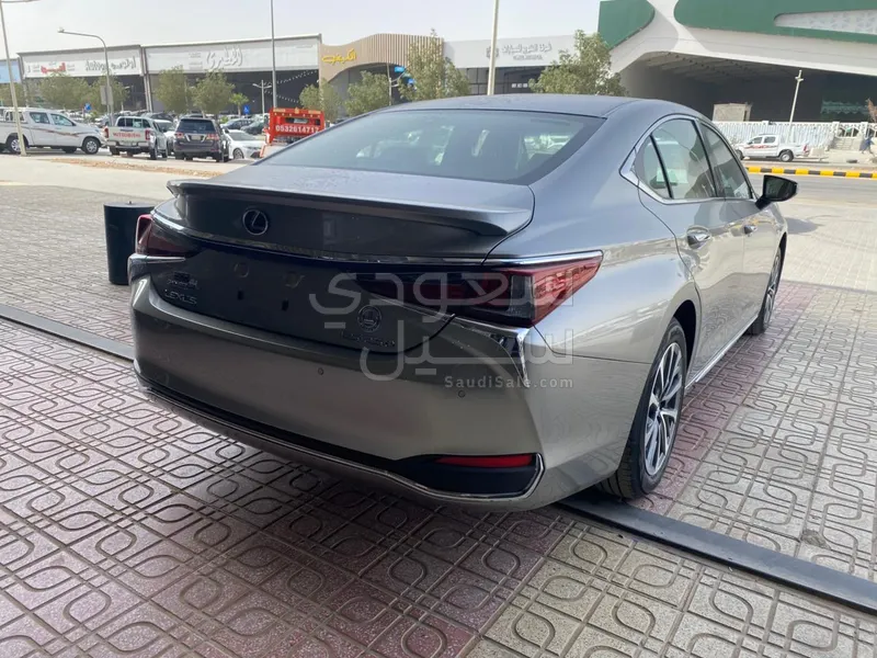 2025 لكزس إي إس 250