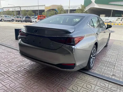 2025 لكزس إي إس 250