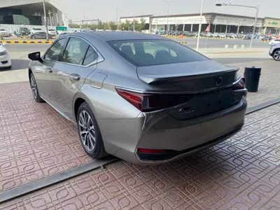 2025 لكزس إي إس 250