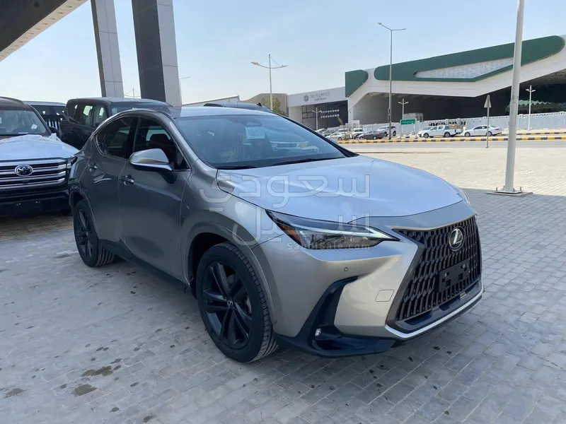 2025 لكزس إن إكس 350