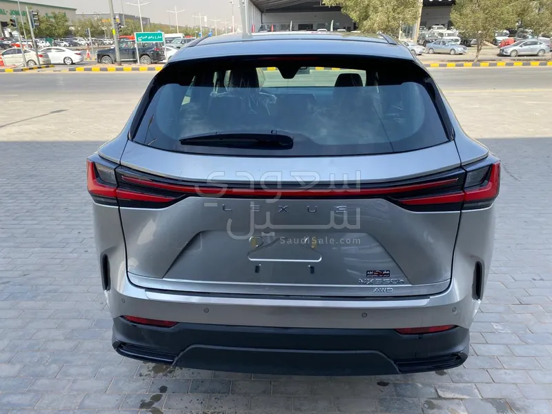 2025 لكزس إن إكس 350