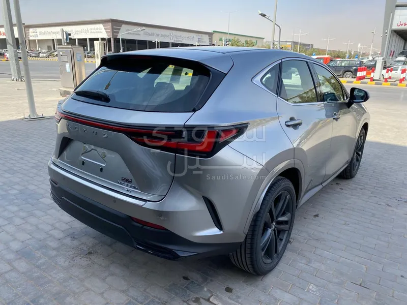 2025 لكزس إن إكس 350