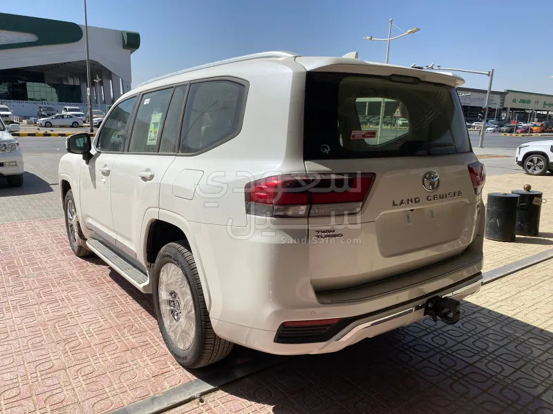 2026 تويوتا لاند كروزر جي اكس ار