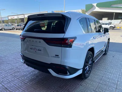 2024 لكزس إل إكس 600