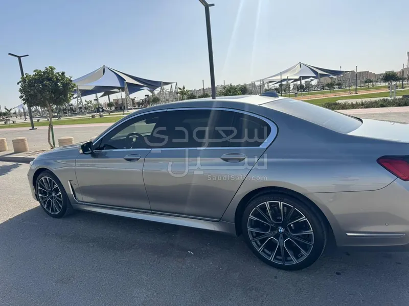 2021 بي ام دبليو الفئة السابعة 730 إل أي