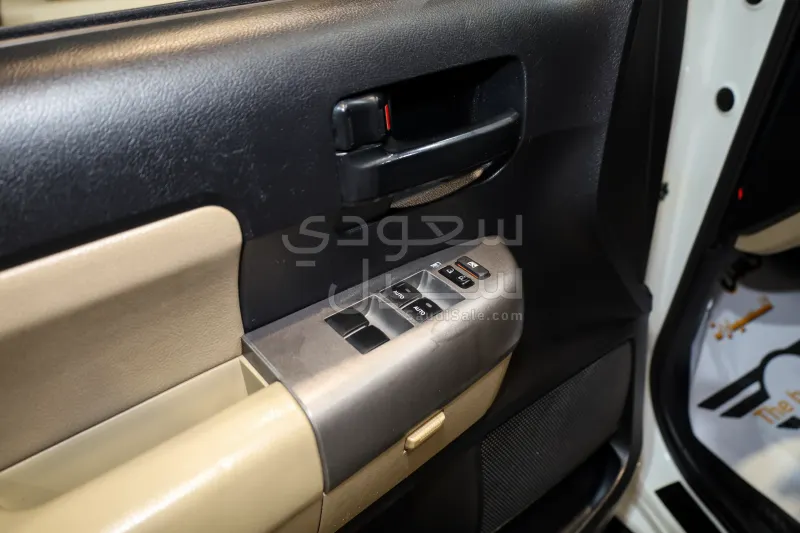 2015 تويوتا سكويا اس ار 5