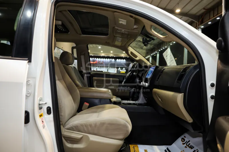 2015 تويوتا سكويا اس ار 5