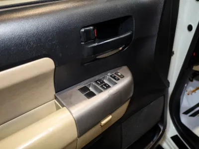 2015 تويوتا سكويا اس ار 5