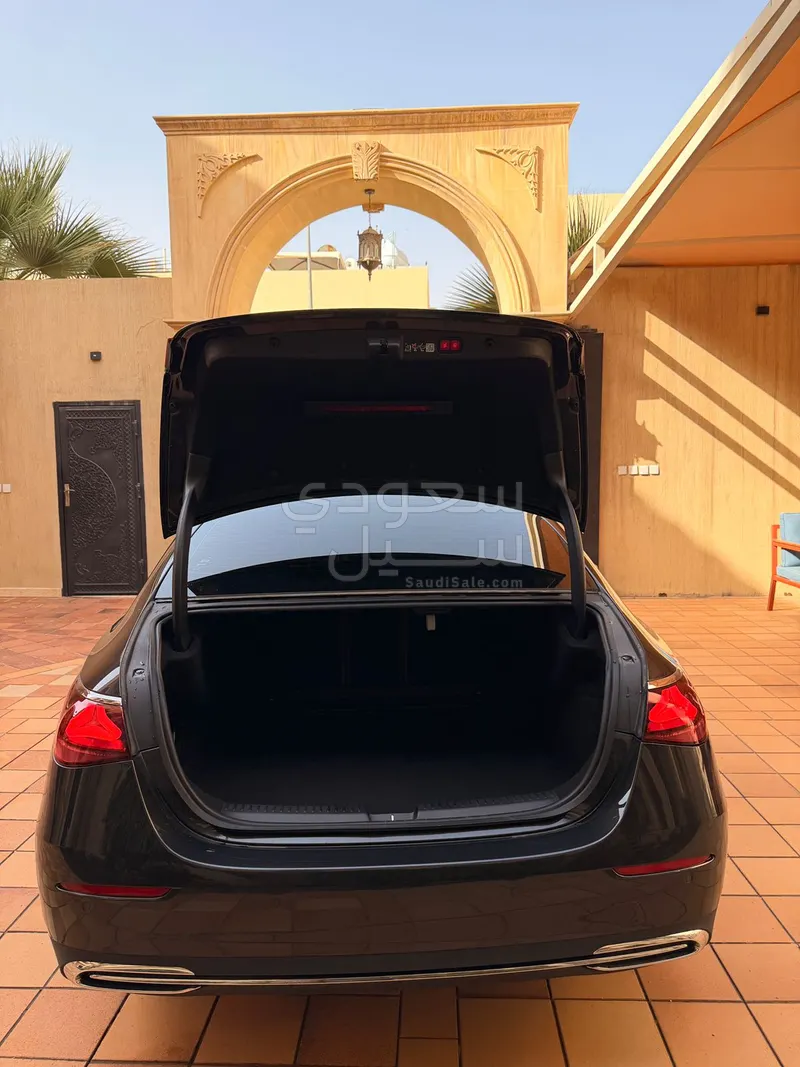 2025 مرسيدس - بنز إي 200