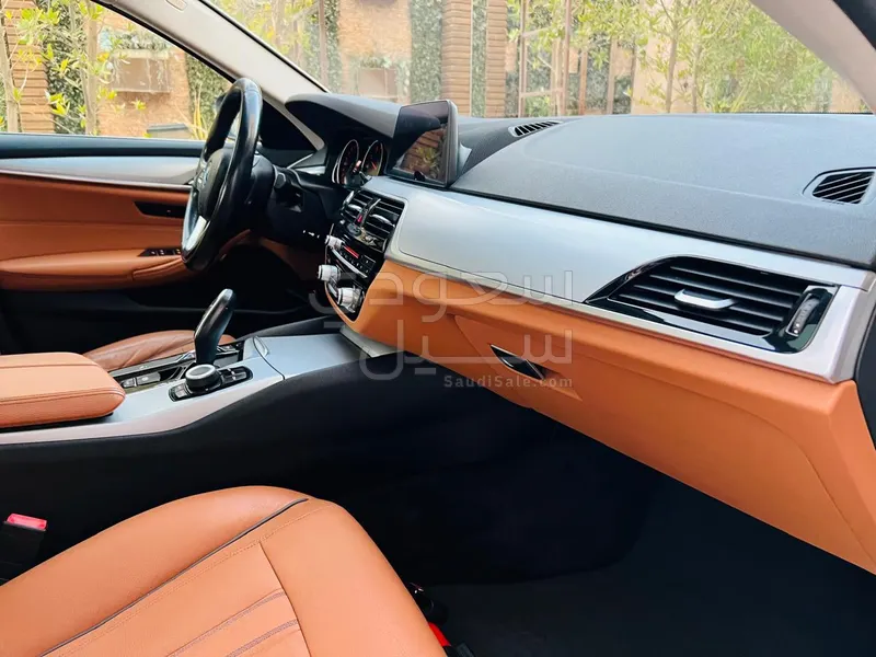 2020 بي ام دبليو الفئة الخامسة 520 أي