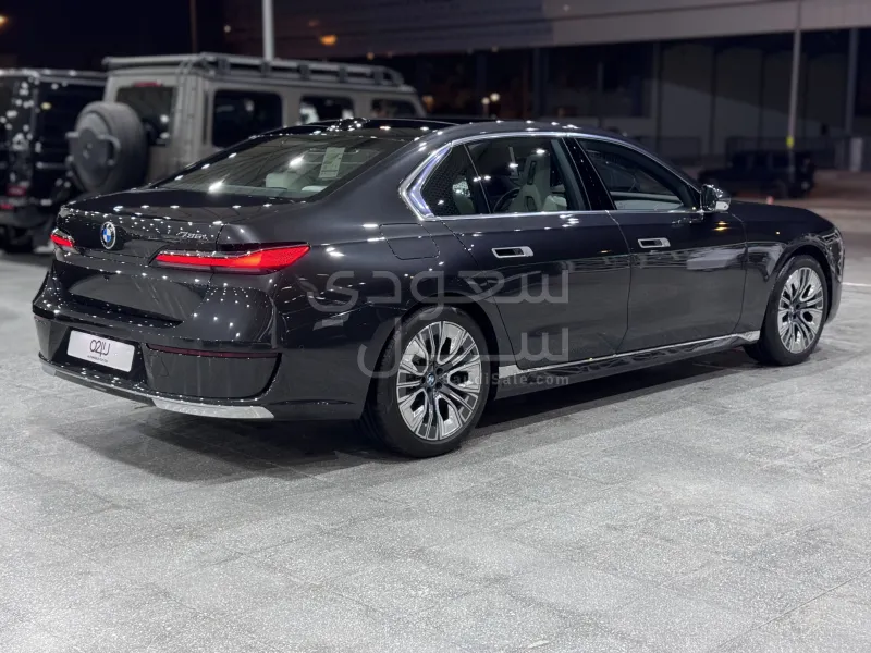 2026 بي ام دبليو الفئة السابعة 735أي