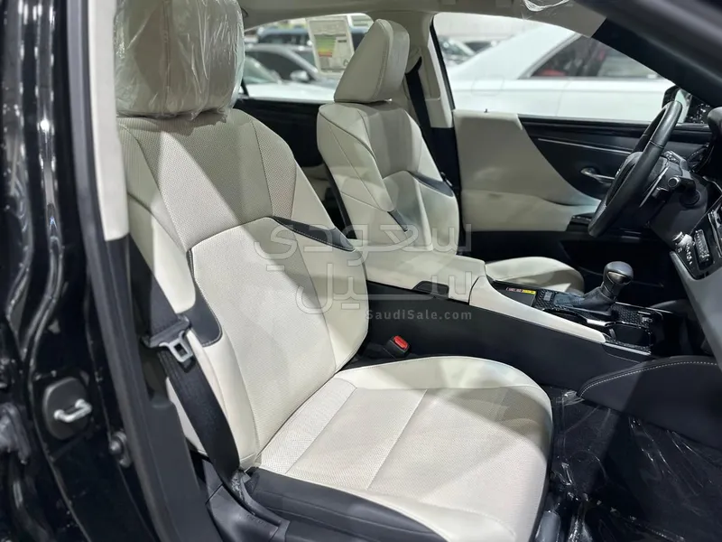 2025 لكزس إي إس 250