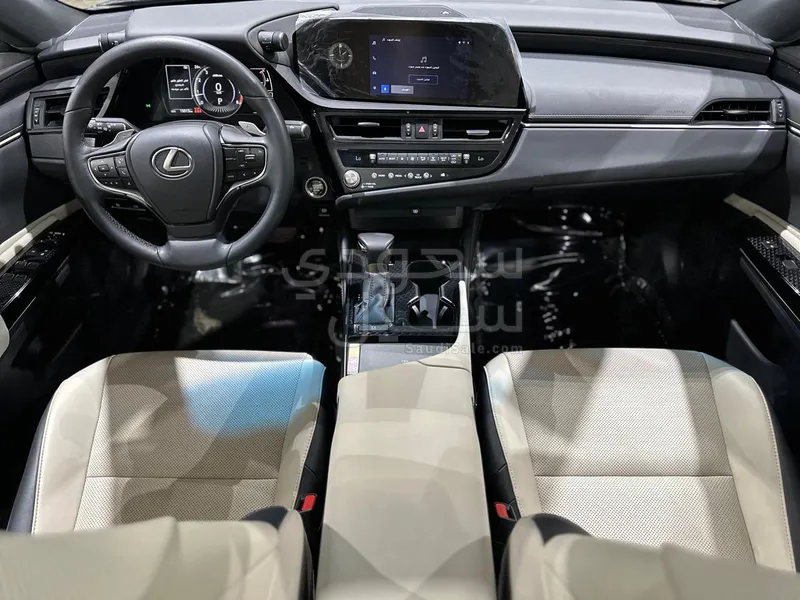 2025 لكزس إي إس 250