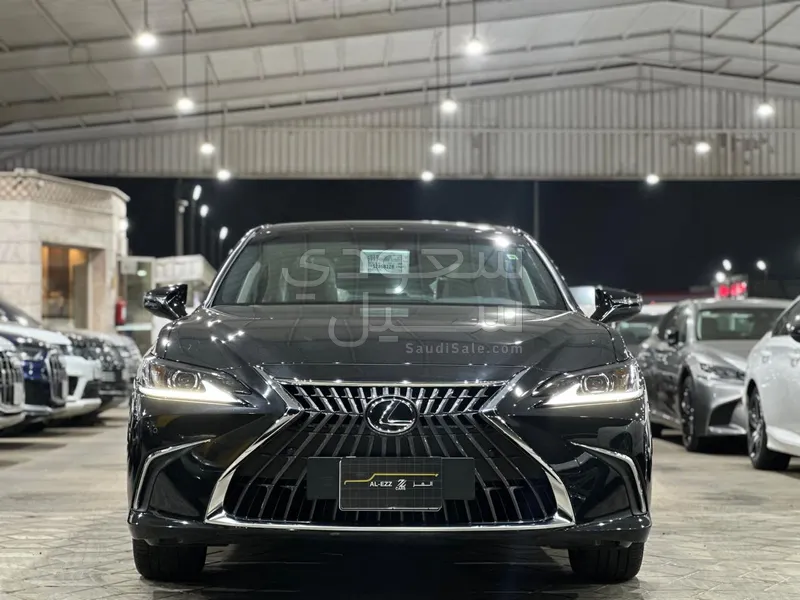 2025 لكزس إي إس 250