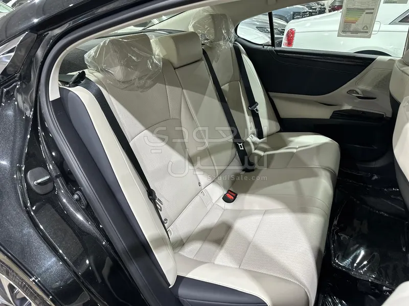 2025 لكزس إي إس 250