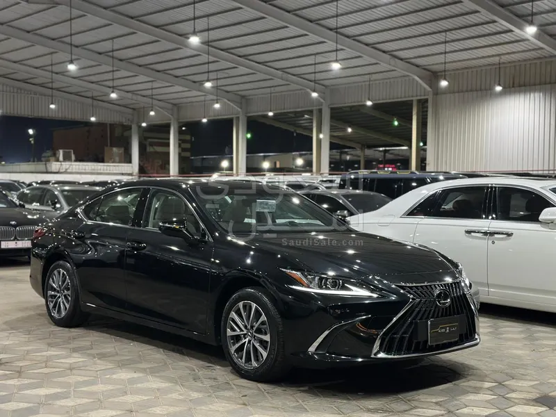 2025 لكزس إي إس 250