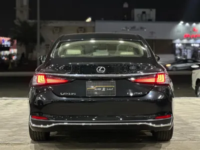 2025 لكزس إي إس 250