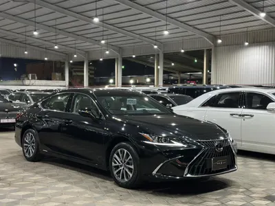 2025 لكزس إي إس 250