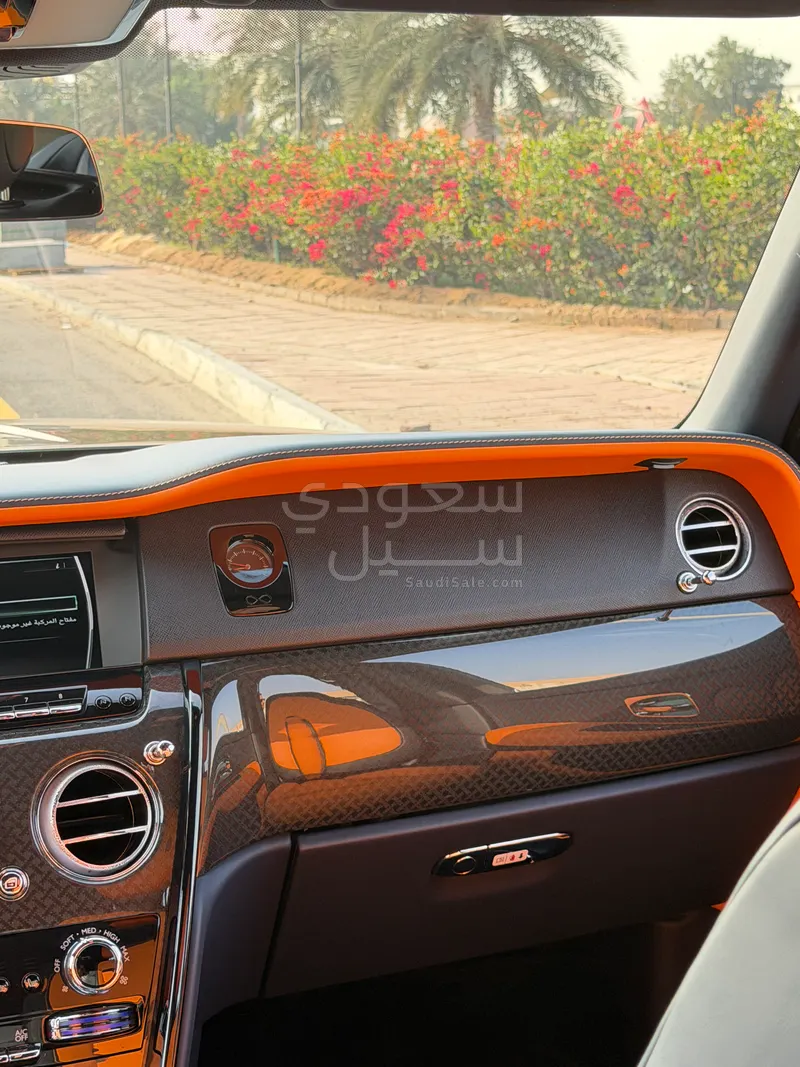 2022 رولز رويس كولينان بلاك بادج