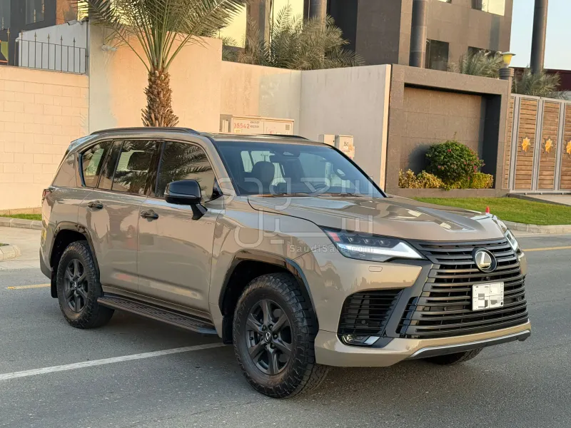 2025 لكزس إل إكس 600 اوف رود