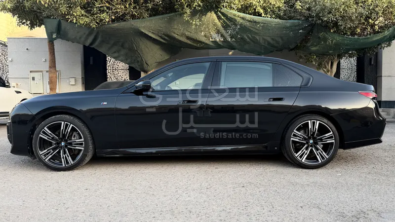 2023 بي ام دبليو الفئة السابعة 735 إل أي